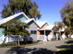 Отель Mandurah Ocean Marina Chalets  Мандъюра